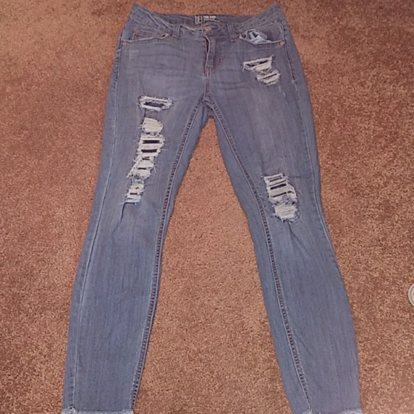 no boundaries ripped jeans